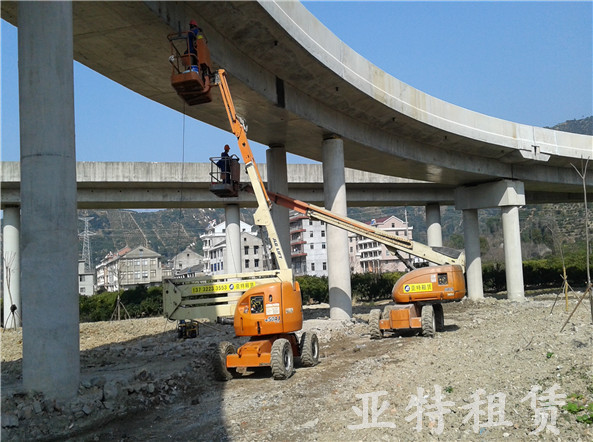 自行走高空車-高架橋