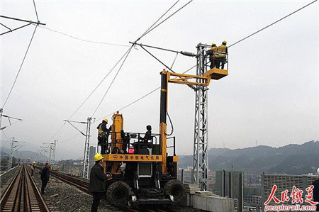 公鐵兩用高空作業(yè)車“亮相”渝黔工地